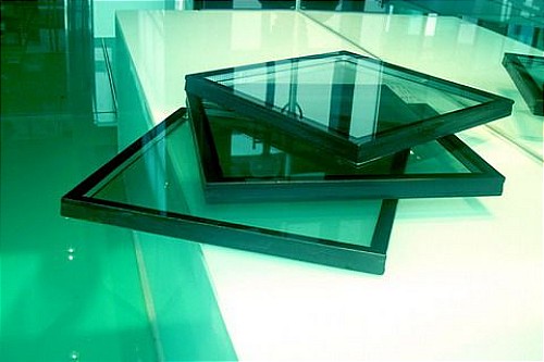 宁夏伟昌钢化玻璃有限公司成立于2010年，是一家专业加工各类型钢化玻璃、设计阳光房及节能门窗的生产厂家，公司生产的产品通过国家质量技术检测，各项指标达到行业标准。本着以“质量求生存，以管理求效益”为客户提供门窗、玻璃一站式服务的经营理念；公司为其自身赢得良好社会信誉的同时，也缔造了辉煌的品牌。公司主要产品为；镀膜玻璃、磨砂玻璃、夹胶玻璃、中空玻璃、钢化玻璃、LOW-E玻璃、幕墙玻璃、防火、防弹玻璃等，节能门窗有断桥、铝包木、木包铝等。