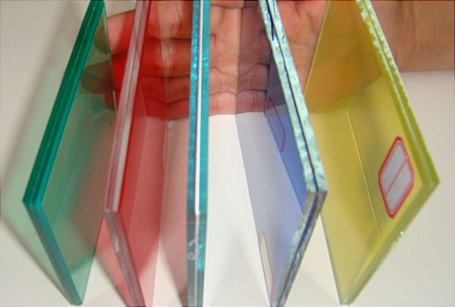 宁夏伟昌钢化玻璃有限公司成立于2010年，是一家专业加工各类型钢化玻璃、设计阳光房及节能门窗的生产厂家，公司生产的产品通过国家质量技术检测，各项指标达到行业标准。本着以“质量求生存，以管理求效益”为客户提供门窗、玻璃一站式服务的经营理念；公司为其自身赢得良好社会信誉的同时，也缔造了辉煌的品牌。公司主要产品为；镀膜玻璃、磨砂玻璃、夹胶玻璃、中空玻璃、钢化玻璃、LOW-E玻璃、幕墙玻璃、防火、防弹玻璃等，节能门窗有断桥、铝包木、木包铝等。