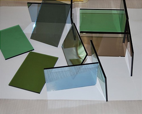 宁夏伟昌钢化玻璃有限公司成立于2010年，是一家专业加工各类型钢化玻璃、设计阳光房及节能门窗的生产厂家，公司生产的产品通过国家质量技术检测，各项指标达到行业标准。本着以“质量求生存，以管理求效益”为客户提供门窗、玻璃一站式服务的经营理念；公司为其自身赢得良好社会信誉的同时，也缔造了辉煌的品牌。公司主要产品为；镀膜玻璃、磨砂玻璃、夹胶玻璃、中空玻璃、钢化玻璃、LOW-E玻璃、幕墙玻璃、防火、防弹玻璃等，节能门窗有断桥、铝包木、木包铝等。