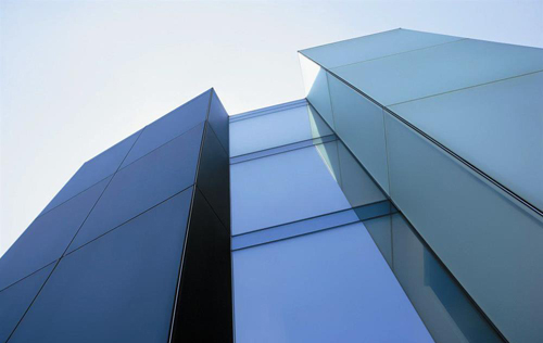 宁夏伟昌钢化玻璃有限公司成立于2010年，是一家专业加工各类型钢化玻璃、设计阳光房及节能门窗的生产厂家，公司生产的产品通过国家质量技术检测，各项指标达到行业标准。本着以“质量求生存，以管理求效益”为客户提供门窗、玻璃一站式服务的经营理念；公司为其自身赢得良好社会信誉的同时，也缔造了辉煌的品牌。公司主要产品为；镀膜玻璃、磨砂玻璃、夹胶玻璃、中空玻璃、钢化玻璃、LOW-E玻璃、幕墙玻璃、防火、防弹玻璃等，节能门窗有断桥、铝包木、木包铝等。