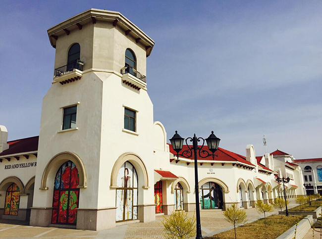 宁夏伟昌钢化玻璃有限公司成立于2010年，是一家专业加工各类型钢化玻璃、设计阳光房及节能门窗的生产厂家，公司生产的产品通过国家质量技术检测，各项指标达到行业标准。本着以“质量求生存，以管理求效益”为客户提供门窗、玻璃一站式服务的经营理念；公司为其自身赢得良好社会信誉的同时，也缔造了辉煌的品牌。公司主要产品为；镀膜玻璃、磨砂玻璃、夹胶玻璃、中空玻璃、钢化玻璃、LOW-E玻璃、幕墙玻璃、防火、防弹玻璃等，节能门窗有断桥、铝包木、木包铝等。