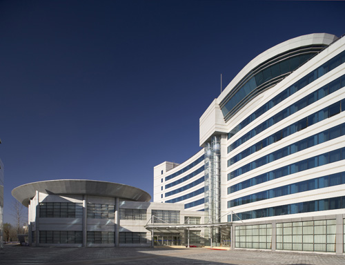 宁夏伟昌钢化玻璃有限公司成立于2010年，是一家专业加工各类型钢化玻璃、设计阳光房及节能门窗的生产厂家，公司生产的产品通过国家质量技术检测，各项指标达到行业标准。本着以“质量求生存，以管理求效益”为客户提供门窗、玻璃一站式服务的经营理念；公司为其自身赢得良好社会信誉的同时，也缔造了辉煌的品牌。公司主要产品为；镀膜玻璃、磨砂玻璃、夹胶玻璃、中空玻璃、钢化玻璃、LOW-E玻璃、幕墙玻璃、防火、防弹玻璃等，节能门窗有断桥、铝包木、木包铝等。