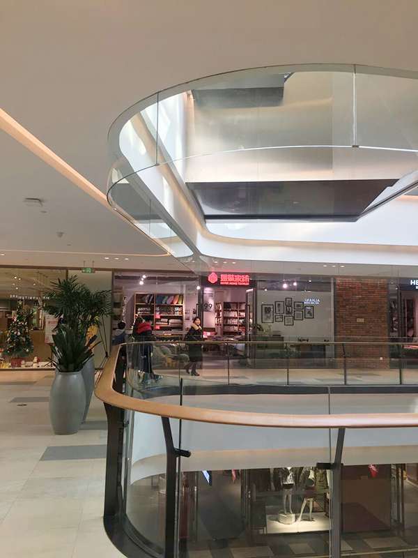 宁夏伟昌钢化玻璃有限公司成立于2010年，是一家专业加工各类型钢化玻璃、设计阳光房及节能门窗的生产厂家，公司生产的产品通过国家质量技术检测，各项指标达到行业标准。本着以“质量求生存，以管理求效益”为客户提供门窗、玻璃一站式服务的经营理念；公司为其自身赢得良好社会信誉的同时，也缔造了辉煌的品牌。公司主要产品为；镀膜玻璃、磨砂玻璃、夹胶玻璃、中空玻璃、钢化玻璃、LOW-E玻璃、幕墙玻璃、防火、防弹玻璃等，节能门窗有断桥、铝包木、木包铝等。