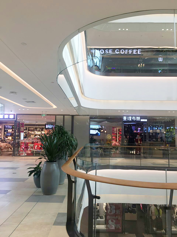 宁夏伟昌钢化玻璃有限公司成立于2010年，是一家专业加工各类型钢化玻璃、设计阳光房及节能门窗的生产厂家，公司生产的产品通过国家质量技术检测，各项指标达到行业标准。本着以“质量求生存，以管理求效益”为客户提供门窗、玻璃一站式服务的经营理念；公司为其自身赢得良好社会信誉的同时，也缔造了辉煌的品牌。公司主要产品为；镀膜玻璃、磨砂玻璃、夹胶玻璃、中空玻璃、钢化玻璃、LOW-E玻璃、幕墙玻璃、防火、防弹玻璃等，节能门窗有断桥、铝包木、木包铝等。