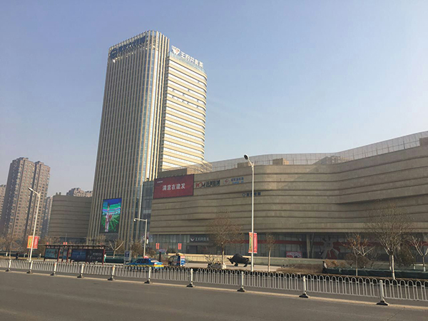 宁夏伟昌钢化玻璃有限公司成立于2010年，是一家专业加工各类型钢化玻璃、设计阳光房及节能门窗的生产厂家，公司生产的产品通过国家质量技术检测，各项指标达到行业标准。本着以“质量求生存，以管理求效益”为客户提供门窗、玻璃一站式服务的经营理念；公司为其自身赢得良好社会信誉的同时，也缔造了辉煌的品牌。公司主要产品为；镀膜玻璃、磨砂玻璃、夹胶玻璃、中空玻璃、钢化玻璃、LOW-E玻璃、幕墙玻璃、防火、防弹玻璃等，节能门窗有断桥、铝包木、木包铝等。