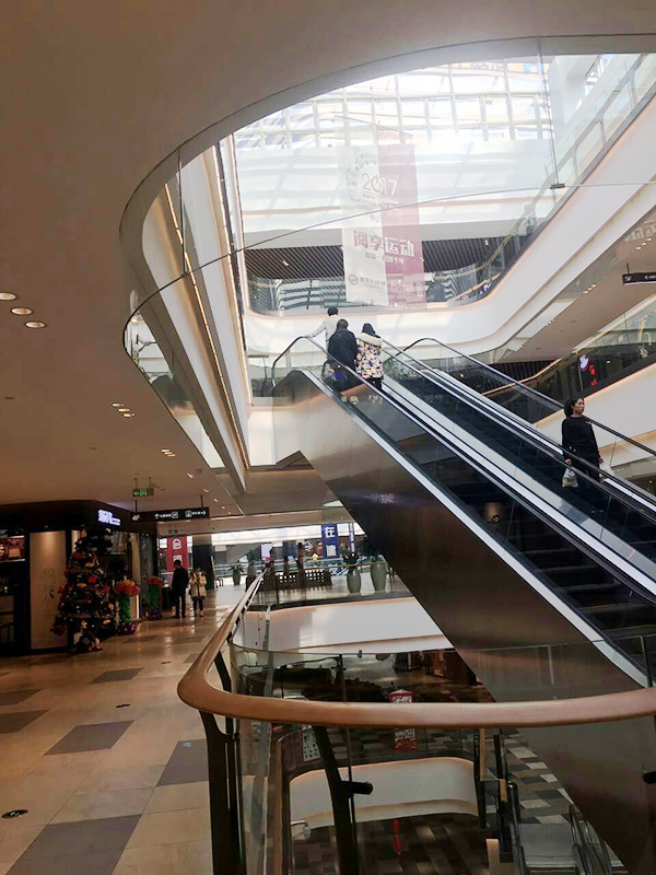 宁夏伟昌钢化玻璃有限公司成立于2010年，是一家专业加工各类型钢化玻璃、设计阳光房及节能门窗的生产厂家，公司生产的产品通过国家质量技术检测，各项指标达到行业标准。本着以“质量求生存，以管理求效益”为客户提供门窗、玻璃一站式服务的经营理念；公司为其自身赢得良好社会信誉的同时，也缔造了辉煌的品牌。公司主要产品为；镀膜玻璃、磨砂玻璃、夹胶玻璃、中空玻璃、钢化玻璃、LOW-E玻璃、幕墙玻璃、防火、防弹玻璃等，节能门窗有断桥、铝包木、木包铝等。