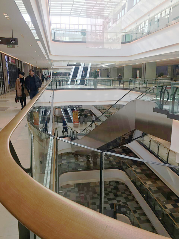 宁夏伟昌钢化玻璃有限公司成立于2010年，是一家专业加工各类型钢化玻璃、设计阳光房及节能门窗的生产厂家，公司生产的产品通过国家质量技术检测，各项指标达到行业标准。本着以“质量求生存，以管理求效益”为客户提供门窗、玻璃一站式服务的经营理念；公司为其自身赢得良好社会信誉的同时，也缔造了辉煌的品牌。公司主要产品为；镀膜玻璃、磨砂玻璃、夹胶玻璃、中空玻璃、钢化玻璃、LOW-E玻璃、幕墙玻璃、防火、防弹玻璃等，节能门窗有断桥、铝包木、木包铝等。