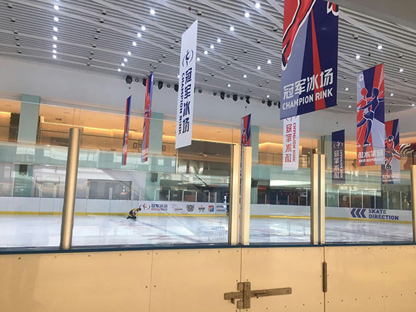 宁夏伟昌钢化玻璃有限公司成立于2010年，是一家专业加工各类型钢化玻璃、设计阳光房及节能门窗的生产厂家，公司生产的产品通过国家质量技术检测，各项指标达到行业标准。本着以“质量求生存，以管理求效益”为客户提供门窗、玻璃一站式服务的经营理念；公司为其自身赢得良好社会信誉的同时，也缔造了辉煌的品牌。公司主要产品为；镀膜玻璃、磨砂玻璃、夹胶玻璃、中空玻璃、钢化玻璃、LOW-E玻璃、幕墙玻璃、防火、防弹玻璃等，节能门窗有断桥、铝包木、木包铝等。